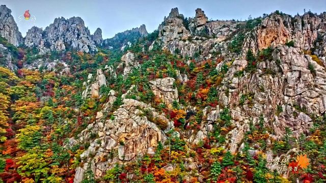 '천하제일'&nbsp;금강산, 北 3번째 세계유산 됐다…인공기 들고 환영[연합뉴스]