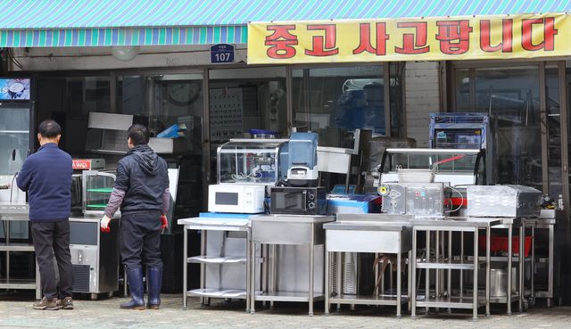 정부지원에도 자영업자 갈수록 줄어…