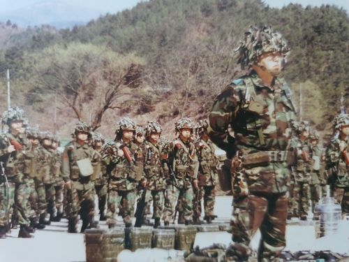 전술훈련 지휘 중인 대대장(중령. 맨 앞) 시절 전인범 전 특전사령관[연합뉴스]