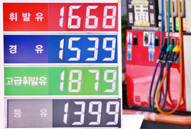 주유소&nbsp;기름값 소폭 하락 전환…