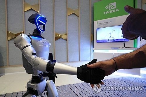 걷고 대화하는 로봇,&nbsp;스마트폰처럼&nbsp;대중화될까[연합뉴스]