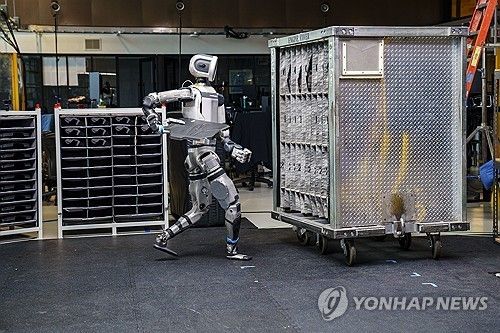 걷고 대화하는 로봇,&nbsp;스마트폰처럼&nbsp;대중화될까[연합뉴스]