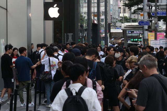 '갤럭시=아재폰' 인식 깨졌다…내달 삼성·애플 맞대결[연합뉴스]