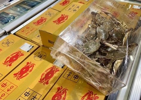 대형마트 '꽃게&nbsp;최저가' 판매 경쟁 고조…