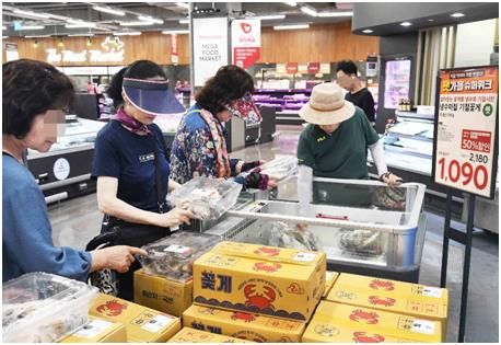 대형마트 '꽃게&nbsp;최저가' 판매 경쟁 고조…