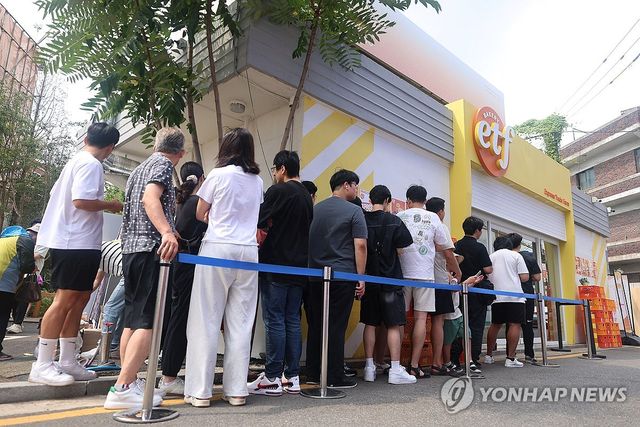 '990원 소금빵' 판매&nbsp;슈카월드&nbsp;사과…