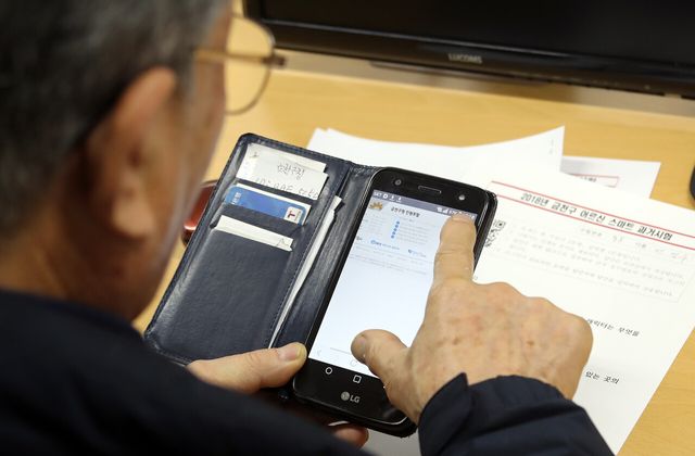 어르신&nbsp;최고 인기앱은 틱톡?…스마트폰 사용실태 살펴보니[연합뉴스]