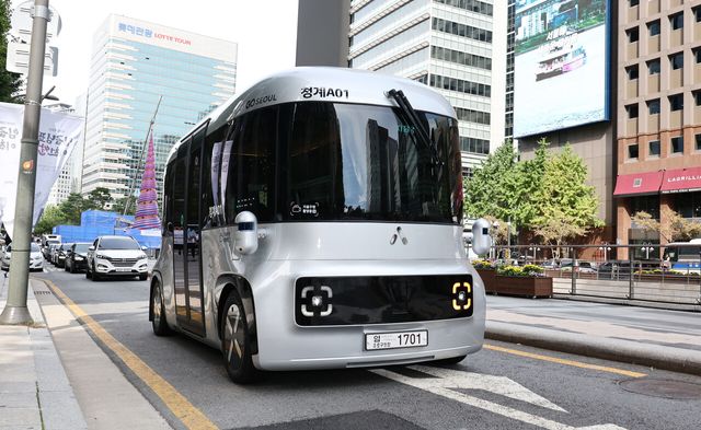운전석 없는&nbsp;자율주행버스…서울 한복판서 오토바이 피해 '척척'[연합뉴스]