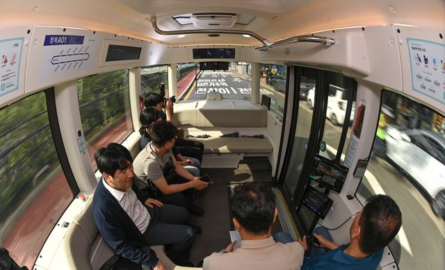 운전석 없는&nbsp;자율주행버스…서울 한복판서 오토바이 피해 '척척'[연합뉴스]