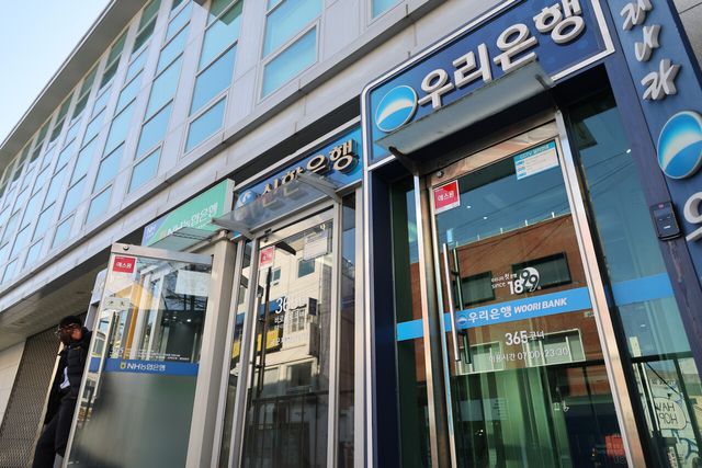 이자캐시백에&nbsp;금리상한제…5대지주도 5년간 70조 '포용금융'[연합뉴스]