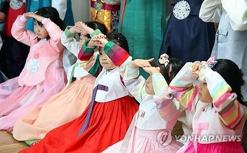 과거엔&nbsp;음력설&nbsp;안쉬었다고?…'달력 빨간날' 어떻게 정하나[연합뉴스]