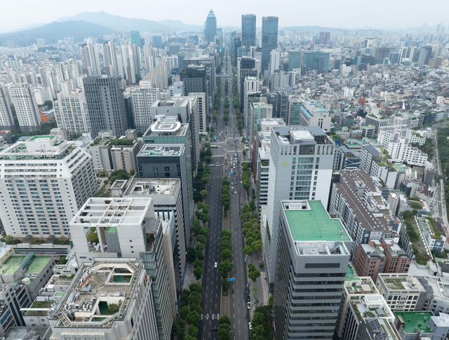 '오천피&nbsp;효과'…시총 1조클럽 상장사, 한달여만 42개 '껑충''[연합뉴스]