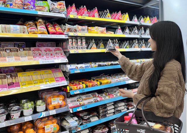 편의점들, 신학기 앞두고 간편식 확대…