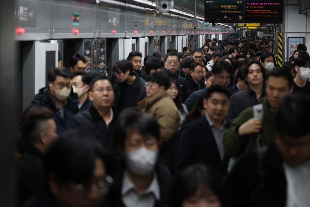 지하철 출퇴근시간 승객 8%는 무임&nbsp;혜택받는&nbsp;어르신[연합뉴스]
