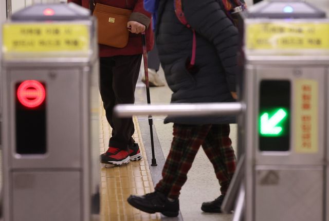 지하철 출퇴근시간 승객 8%는 무임&nbsp;혜택받는&nbsp;어르신[연합뉴스]