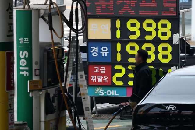 고유가&nbsp;대응…금융위, 5부제 연계 車보험료·주유카드 할인 추진[연합뉴스]