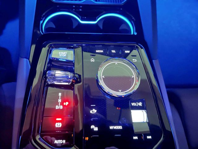 뉴 5시리즈에 새로 적용한 기어 셀렉터 / 출처=IT동아