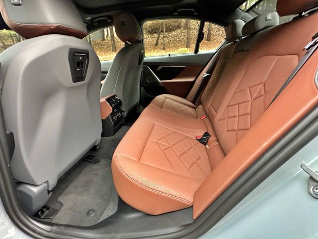 BMW i5 eDrive40 M 스포츠 프로 2열 공간 / 출처=IT동아