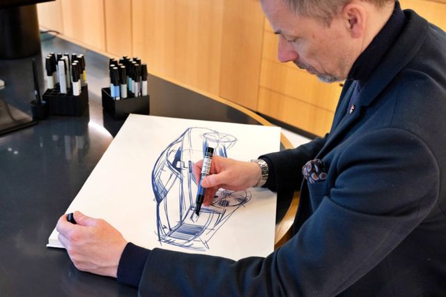 앤더스 워밍 롤스로이스 디자인 디렉터가 디자인 스케치를 하는 모습 / 출처=롤스로이스