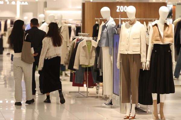 쌀쌀해진 날씨…외투 고르는 시민들 (사진출처 : 연합뉴스)