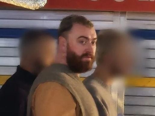 광장시장에서 포착된 샘스미스 (사진출처 : 온라인 커뮤니티캡쳐)