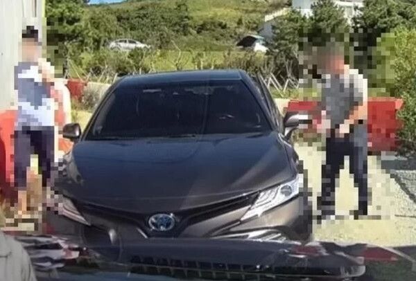 외길 도로 막은 차 (사진출처 : 유튜브 '한문철 TV' 캡쳐)