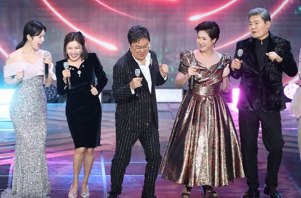 트로트 가수 양지은,&nbsp;송가인, 남진, 김용임, 진성 (사진출처: 뉴스1)