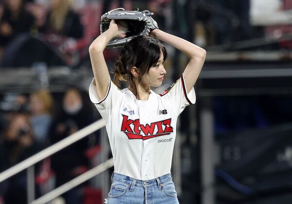 PO 1차전 시구하는 전종서 (사진출처 : news1)