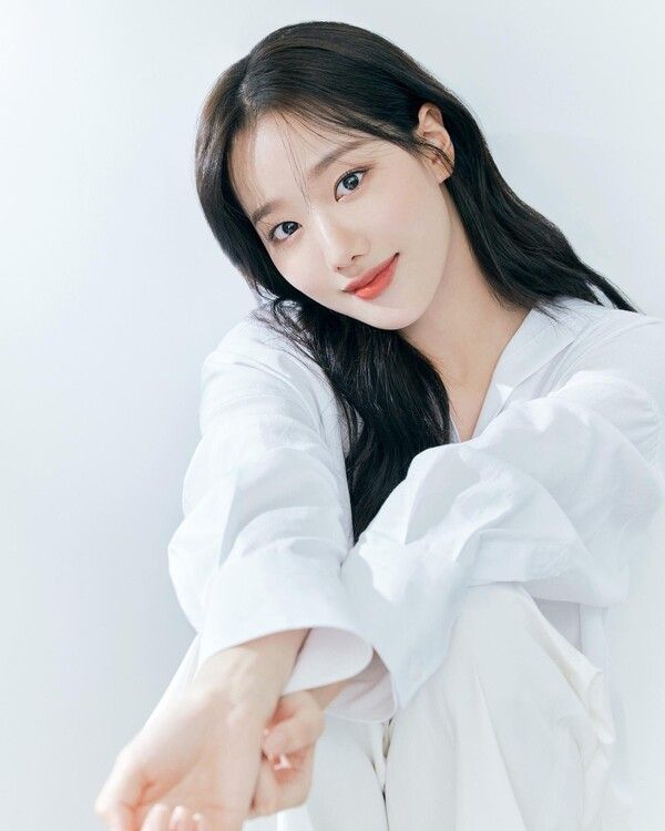 에이프릴 출신 이나은이 2년만에 복귀한다. (사진 출처 : 이나은 SNS)