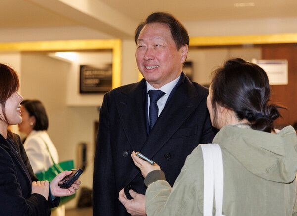 최종 예행 연습 마친 최태원 회장, 취재진과 인터뷰 (사진 출처: 연합뉴스)
