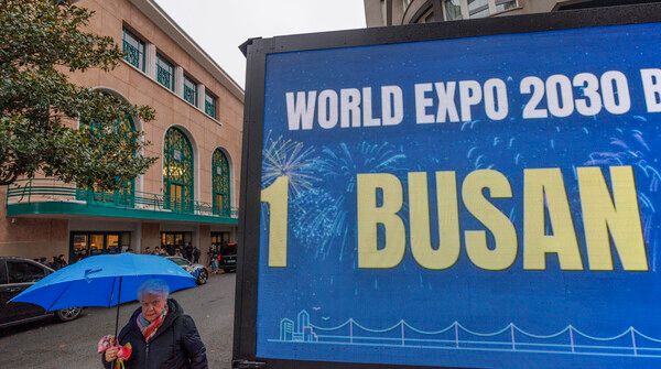 개최지 결정 D-1, 파리 누비는 부산 엑스포 홍보 차량 (사진 출처 : 연합뉴스)