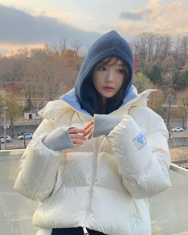 강민경이 휠라 패딩을 입고 러블리한 매력을 뽐냈다. (사진 출처 : 강민경 SNS)