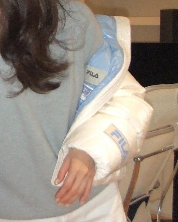 강민경이 휠라 패딩을 입고 러블리한 매력을 뽐냈다. (사진 출처 : 강민경 SNS)