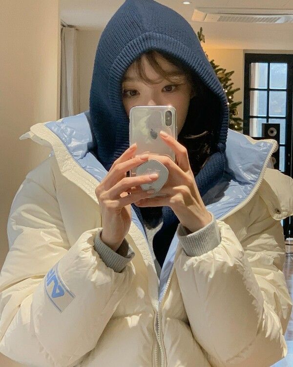 강민경이 휠라 패딩을 입고 러블리한 매력을 뽐냈다. (사진 출처 : 강민경 SNS)