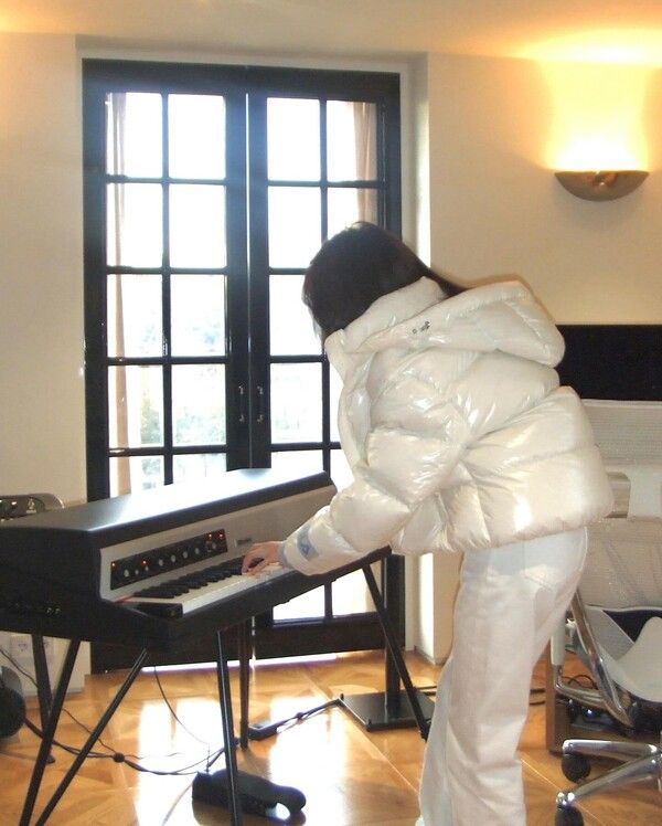 강민경이 휠라 패딩을 입고 러블리한 매력을 뽐냈다. (사진 출처 : 강민경 SNS)