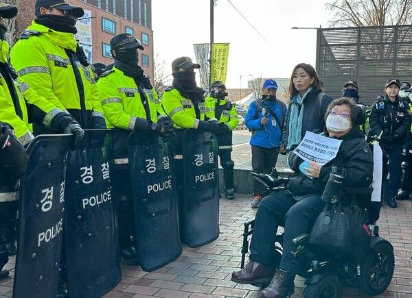 혜화역 역사 안에서 침묵시위를 하던 전국장애인차별철폐연대(전장연) 활동가가 경찰에 연행됐다. (사진 출처 : 연합뉴스)