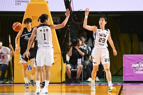 우리은행의 박지현과 김단비 (사진출처 : WKBL 제공, 연합뉴스)