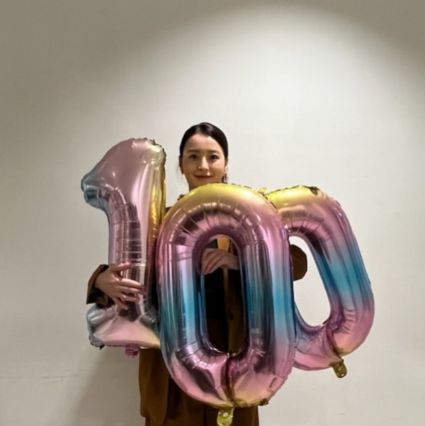 '100풍선'을 든 배우 정유미 (사진출처: 정유미 SNS)&nbsp;