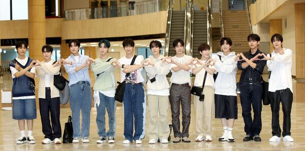 그룹 오메가엑스 ​​​​​​​재한(왼쪽부터)과 휘찬, 세빈, 한겸, 태동, XEN, 제현, KEVIN, 정훈, 혁, 예찬