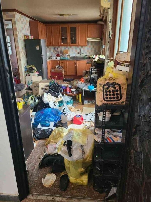 월세 안 내고 도망간 커플의 충격적인 집 내부 상태 (사진 출처 : 온라인 커뮤니티)