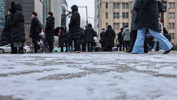 꽁꽁 언 출근길 (사진출처 : 뉴스1)