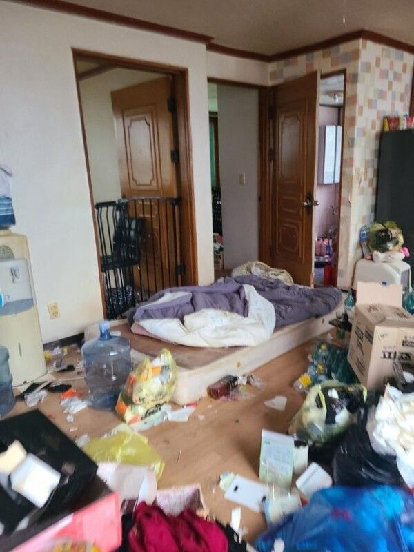 월세 안 내고 도망간 커플의 충격적인 집 내부 상태 (사진출처 : 온라인 커뮤니티)