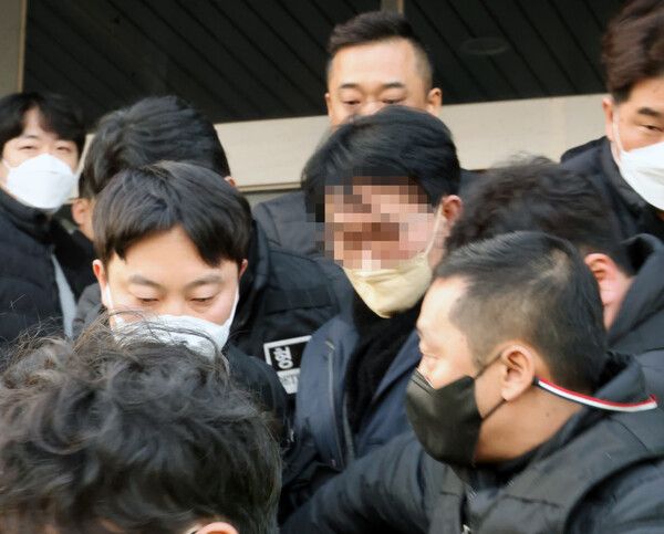 부산경찰청으로 압송되는&nbsp;이재명&nbsp;흉기 습격 피의자 (사진 출처 : 연합뉴스)