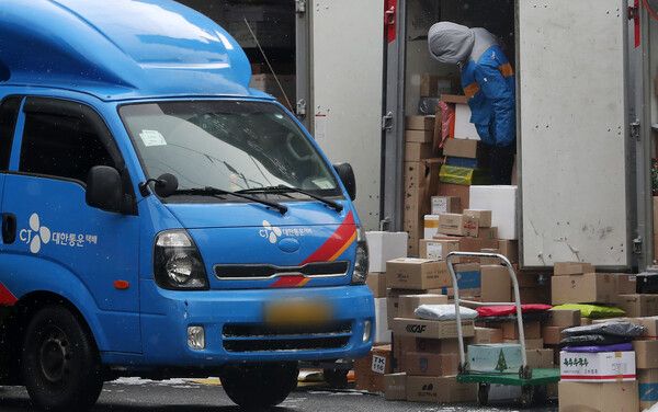 (사진은 기사 내용과 무관함)대한통운 택배기사 이미지 (사진출처 : news1)