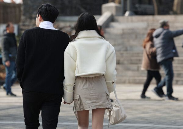 봄 같은 날씨에 얇아진 옷차림 (사진출처 : news1)