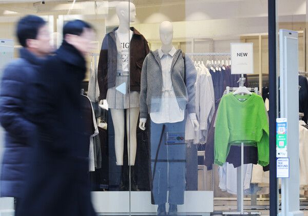 봄이 찾아온 쇼윈도 (사진 출처 : 연합뉴스)