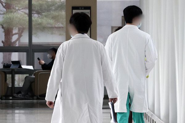 서울 시내의 한 대학 병원에서 의료진이 발걸음을 옮기고 있다. (사진 출처 : 뉴스1)