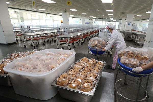 학교 급식실 모습. 사진은 기사 내용과 관련 없음. (사진 출처 : 뉴스1)