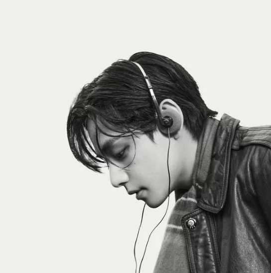 방탄소년단 뷔의 새 디지털 싱글 ‘FRI(END)S’의 콘셉트 포토