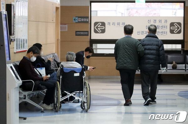 진료 기다리는 환자들